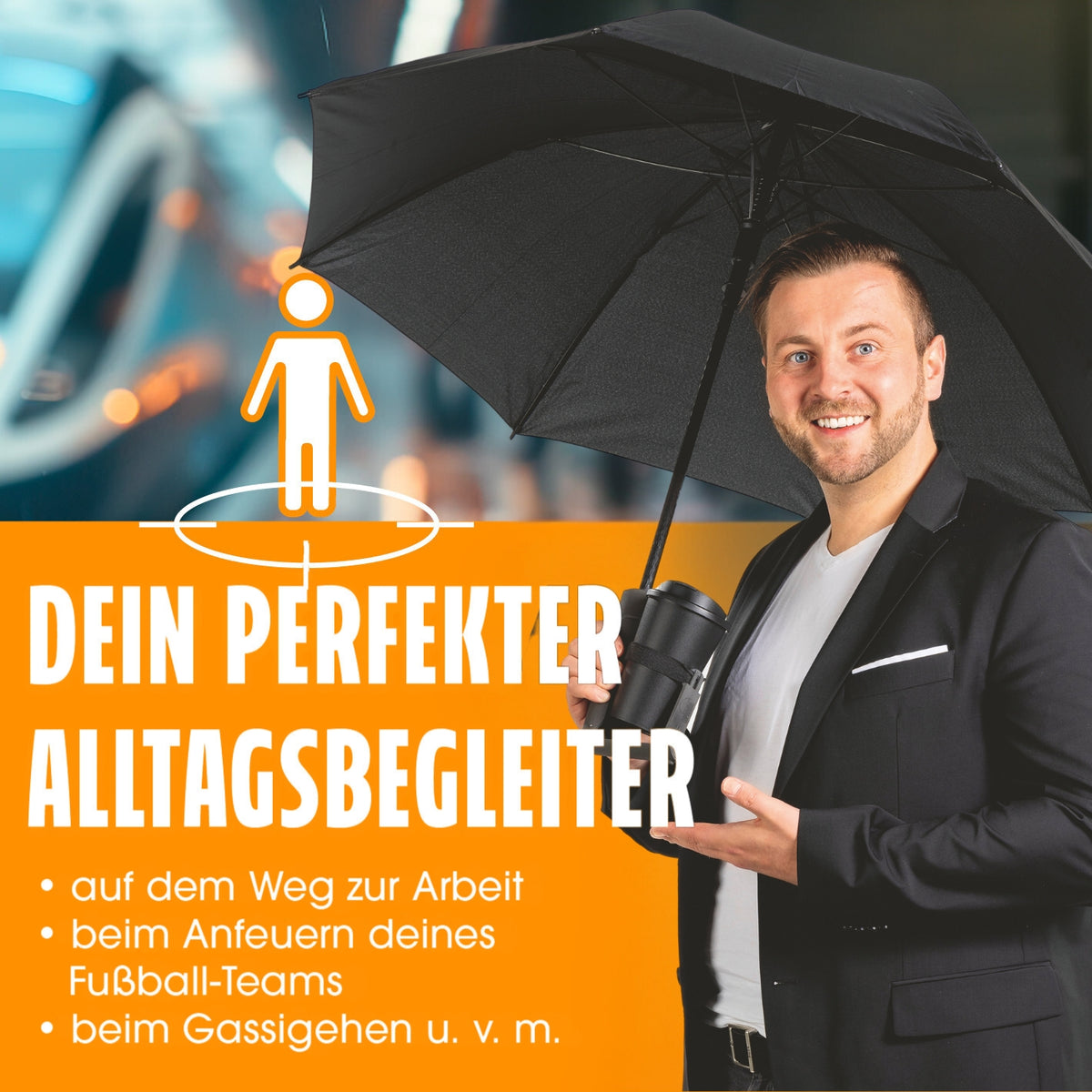Mann hält Regenschirm mit Getränkehalter - 2er-Set in der Hand, ideal für unterwegs und Alltag bei Regen mit Getränkefach.