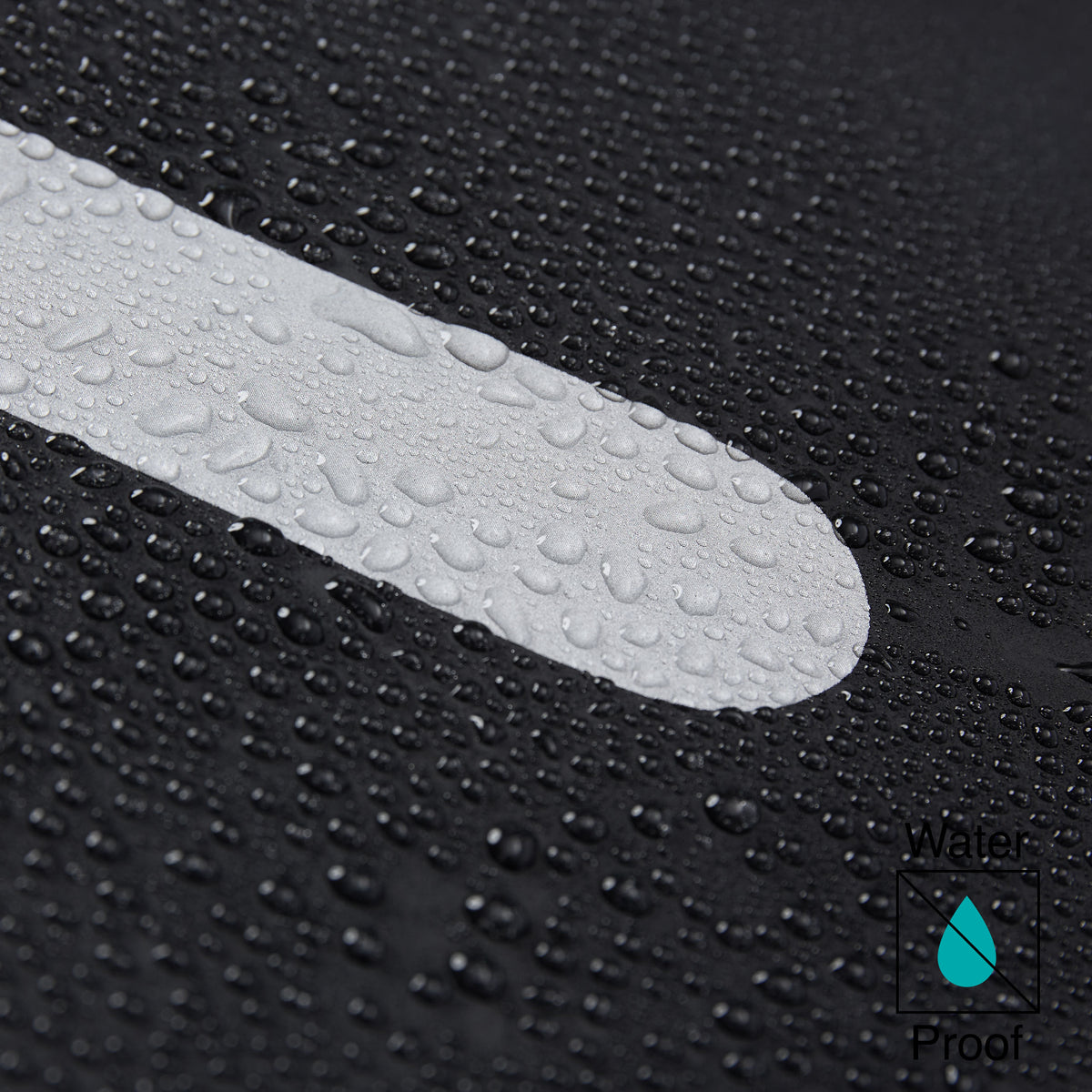 Wasserdichte Fahrradtasche Roll-Top - 21 L - Schwarz mit reflektierendem Streifen und wasserabweisender Oberfläche bei Regen.