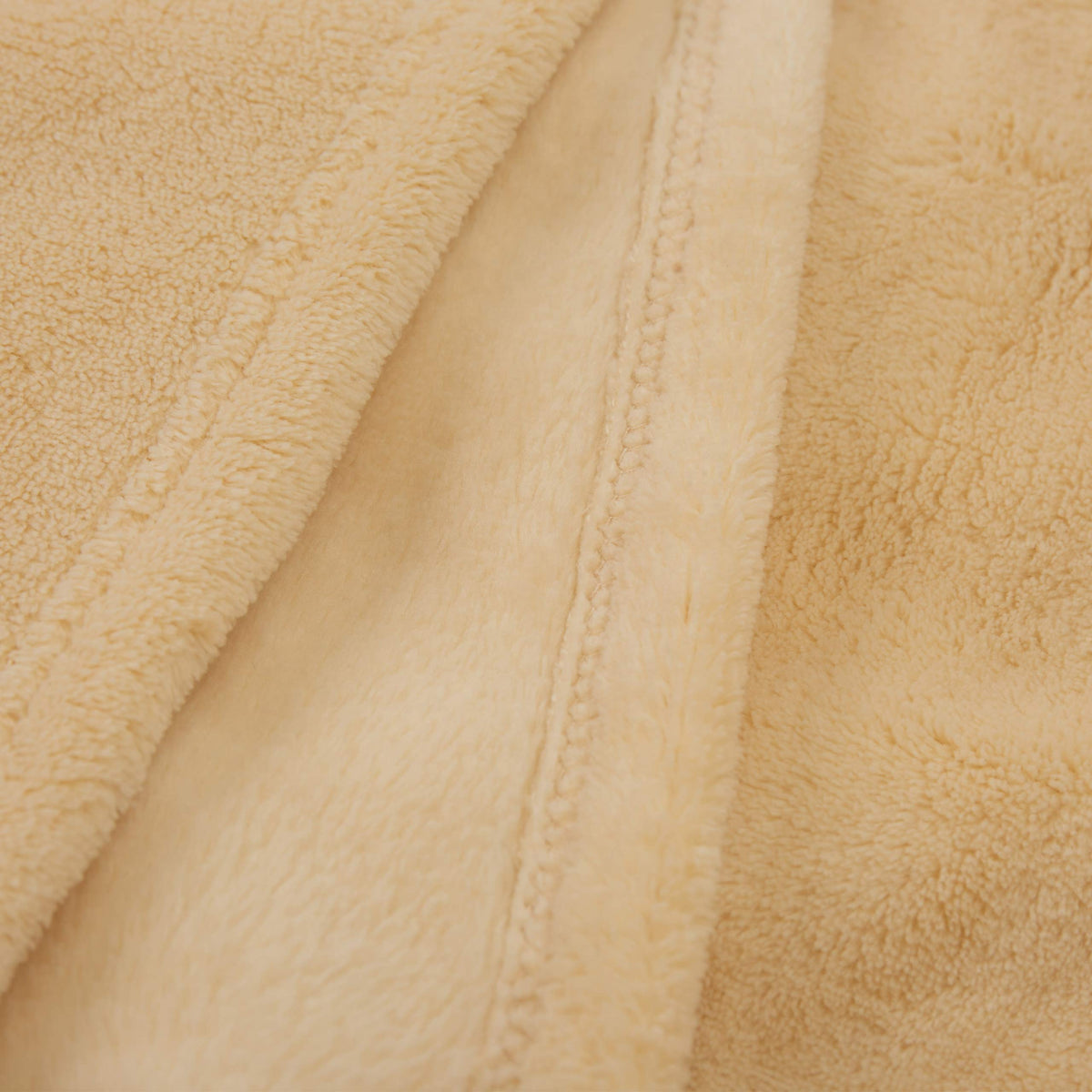 Kuscheldecke - 150x200 cm - Sofadecke & Tagesdecke - Beige aus weichem Coral-Fleece, pflegeleicht und vielseitig einsetzbar.