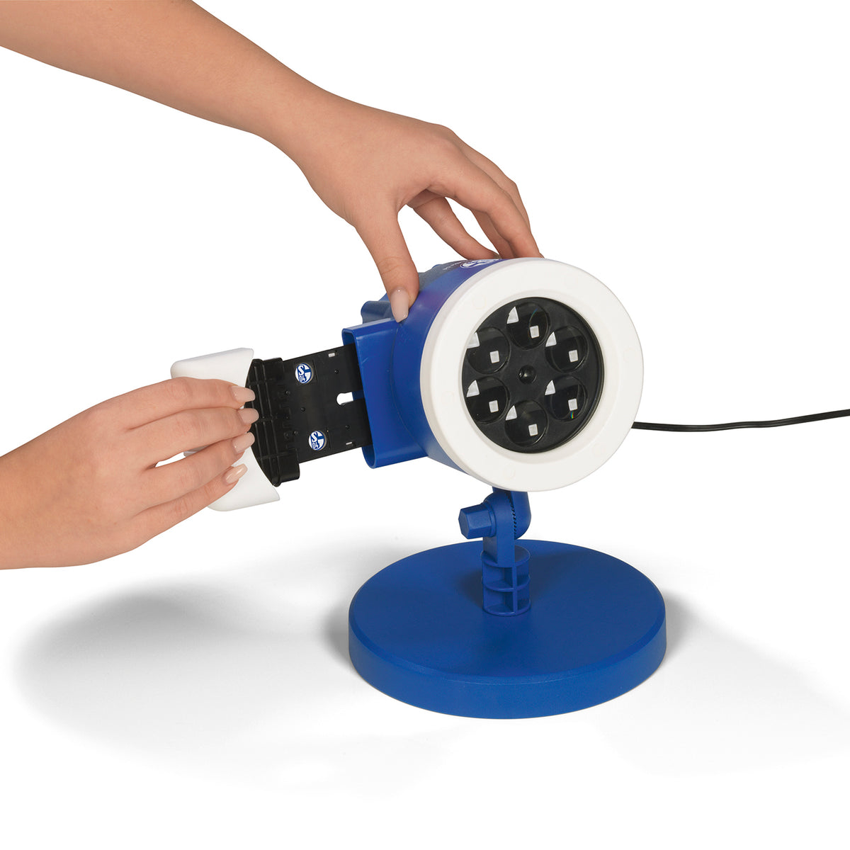 LED-Motivstrahler FC Schalke 05 blau/weiß mit Logo, drehbarer Projektor mit Indoor-Sockel, wetterbeständig und einfach aufstellbar.