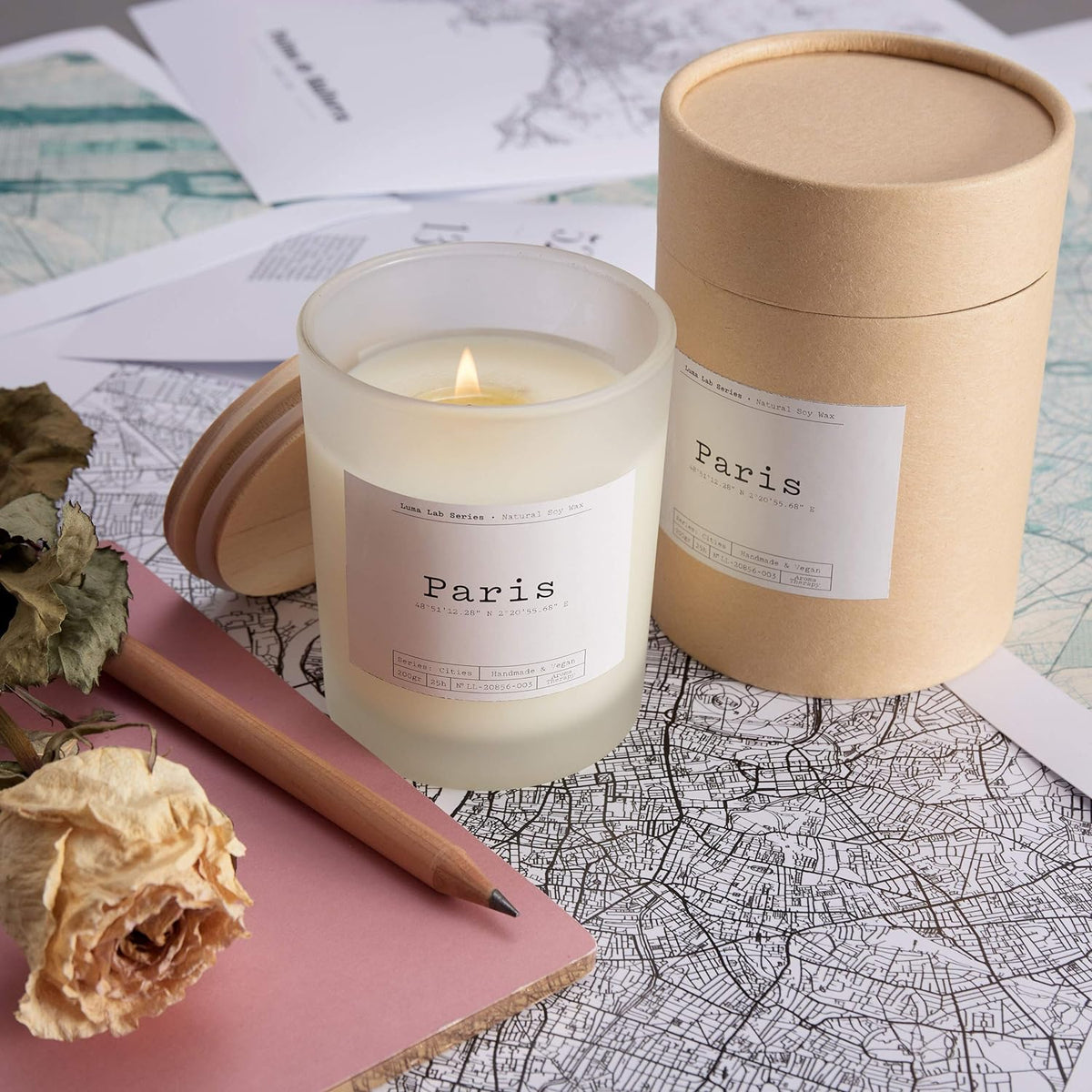 Duftkerze City Memories "Barcelona" – vegane Sojawachs-Kerze mit floral-fruchtigem Duft und Grapefruitnote, 25 Stunden Brenndauer, nachhaltig verpackt.
