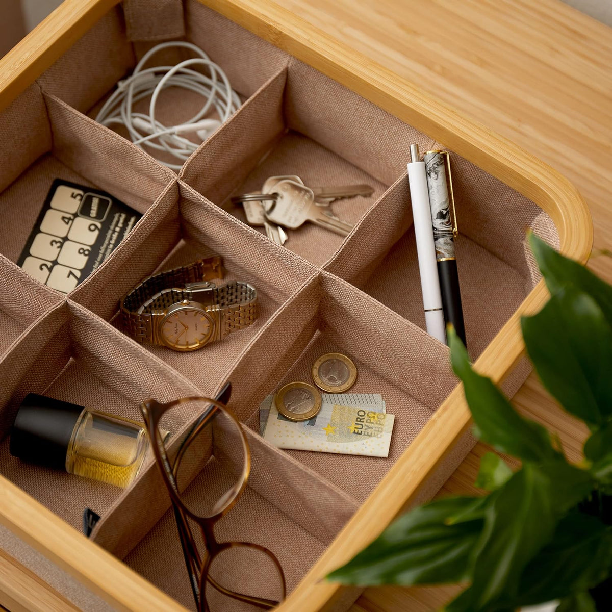 Organizer mit Bambus-Rahmen - 3er-Set - 30 x 30 x 9 cm (3/4/9 Aufteilung) in Taupe, gefüllt mit Alltagsgegenständen.