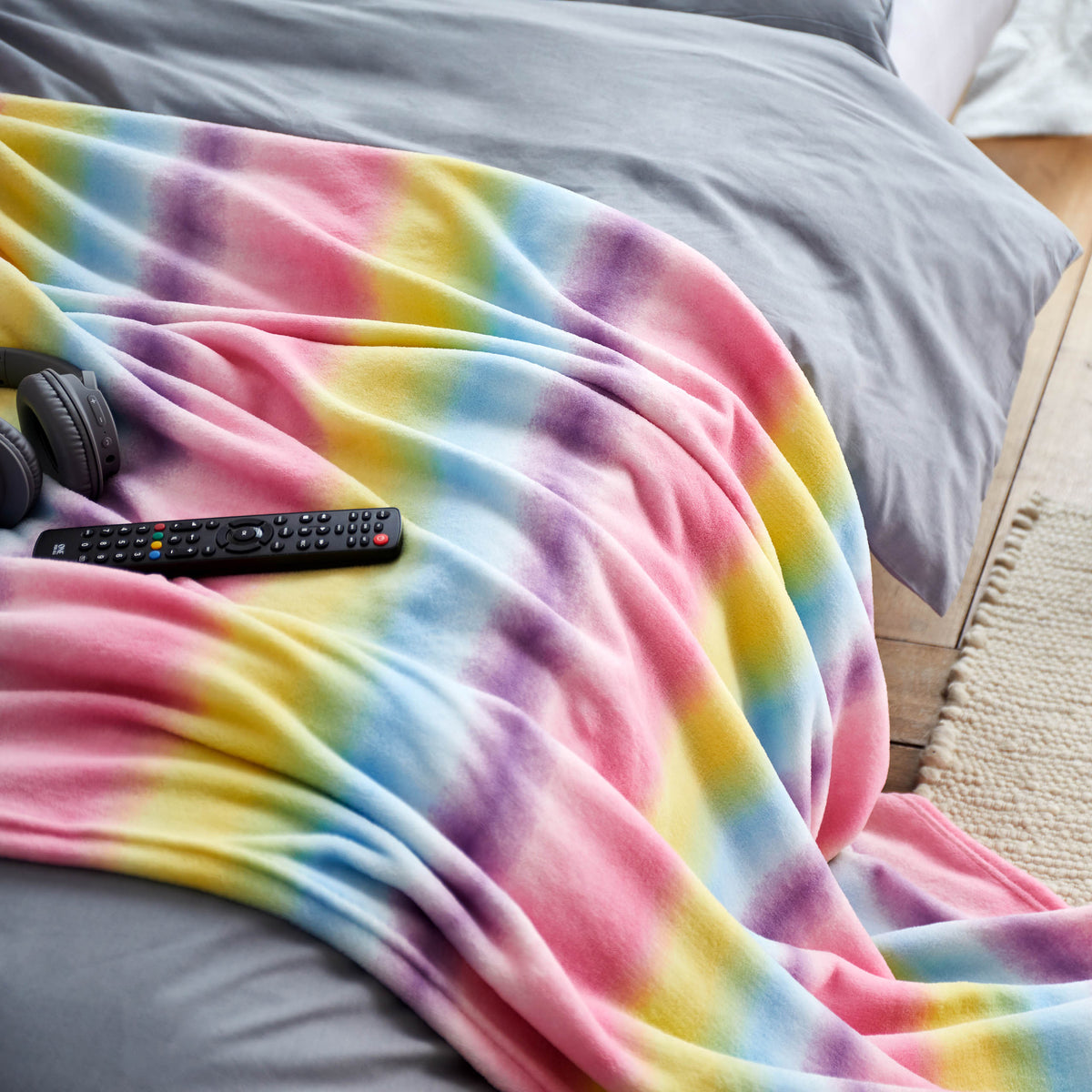 Kuscheldecke für Kinder - 150 x 180 cm - Regenbogen aus weichem Coral-Fleece in buntem Regenbogen-Multicolour-Design, ideal für gemütliche Abende.