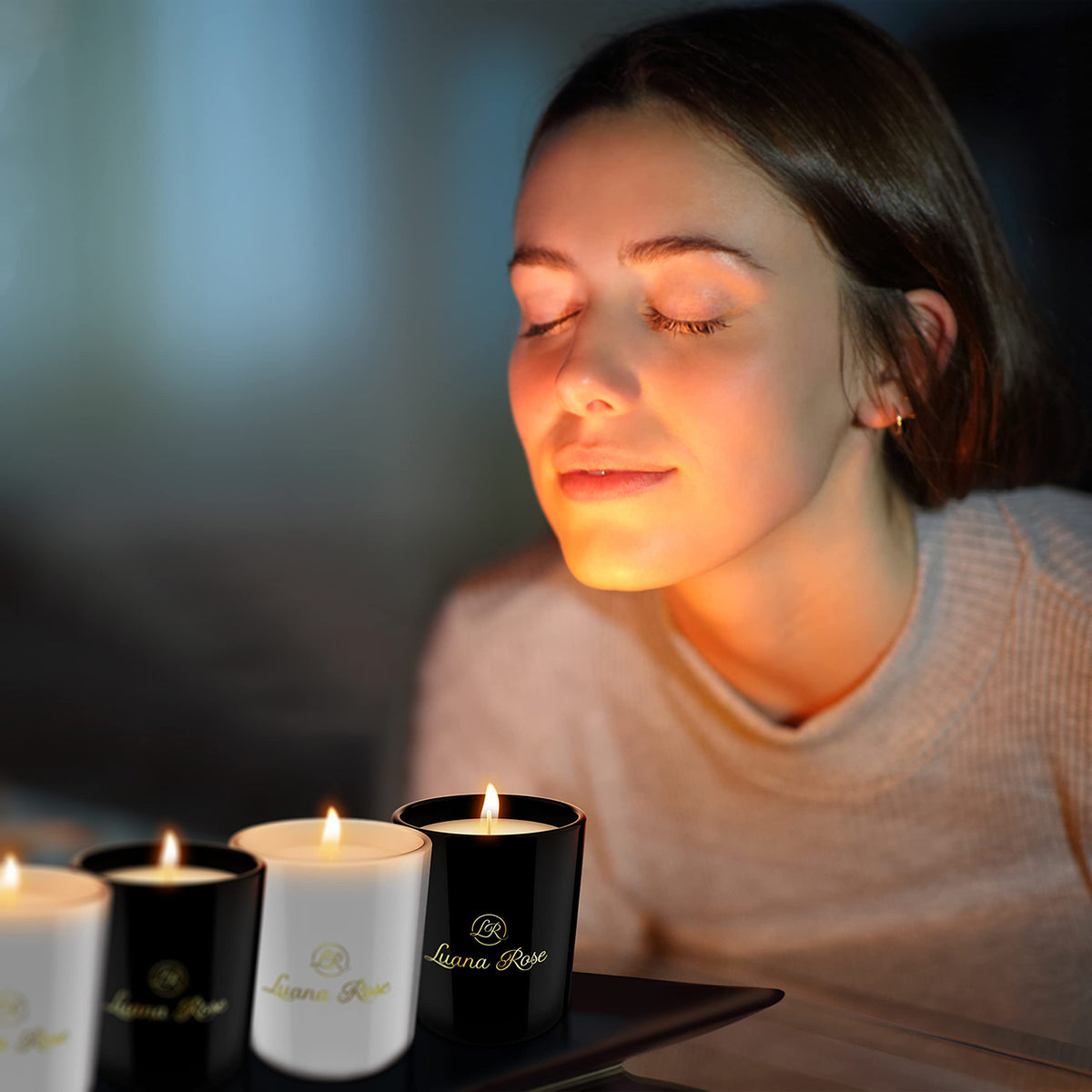 Frau genießt entspannte Atmosphäre mit Duftkerzen Geschenkset - 4er-Set Lavendel, Eucalyptus Lemongras, Vanille & Kokosnuss