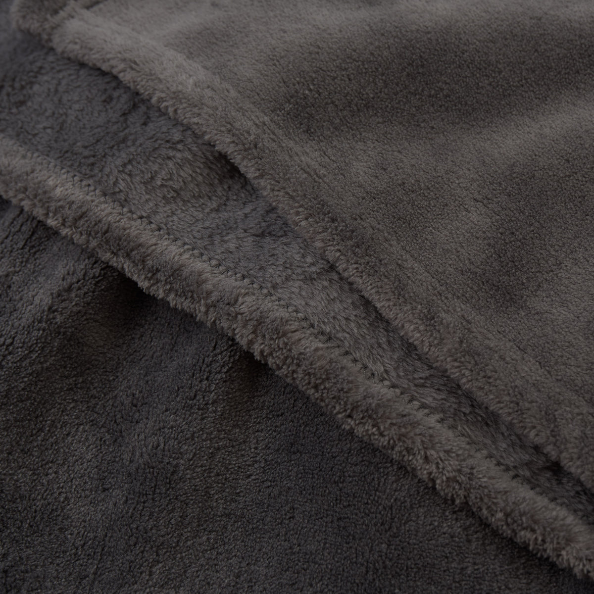Kuscheldecke - 150x200 cm - Sofadecke & Tagesdecke - Grau aus weichem Coral-Fleece, vielseitig und pflegeleicht bei 30°C waschbar.