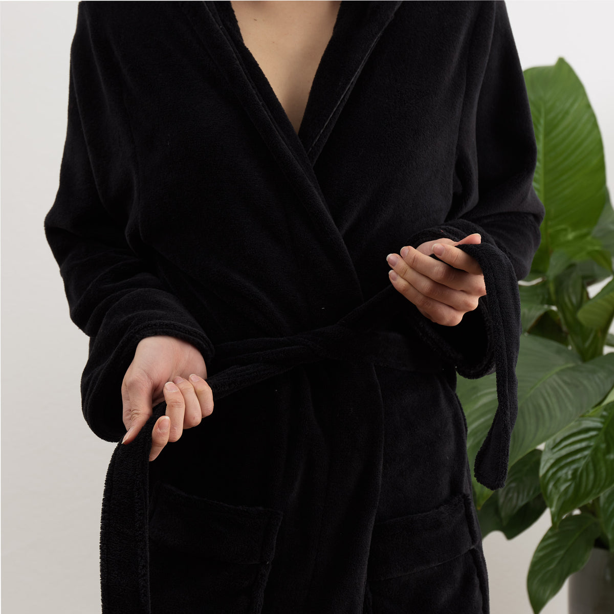 Luxury Mikrofaser Bademantel mit Kapuze für Damen und Herren - Schwarz - Größe L, kuschelig und schnelltrocknend mit Taillengürtel.