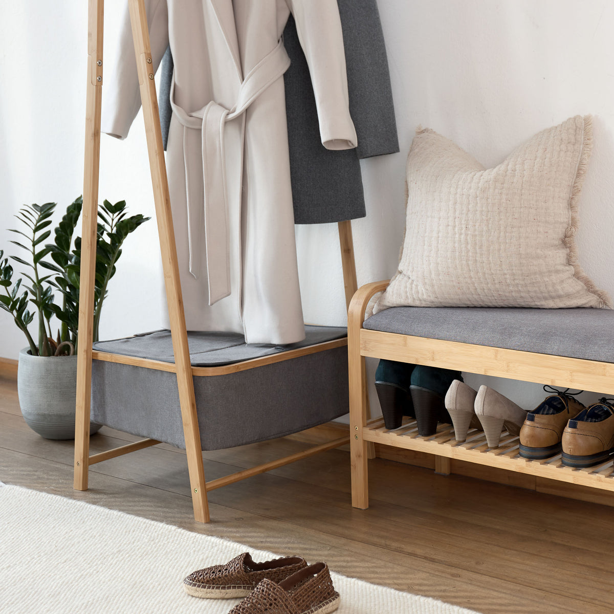 Kleiderständer aus Bambus - 159 x 60 x 45 cm in Beige, stabil, mit Ablagefach für Schuhe und Jacken, modernes Design von Lumaland.