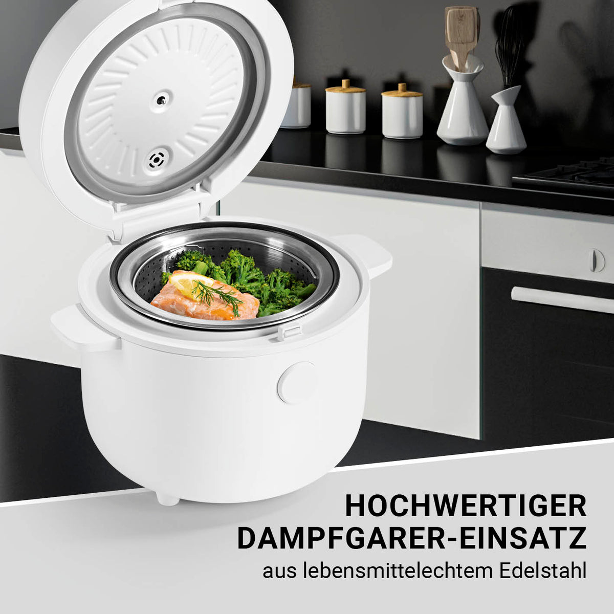 Digitaler Reiskocher mit offenem Deckel und Dampfgarer-Einsatz aus Edelstahl, ideal für schonendes Garen von Fisch und Gemüse.