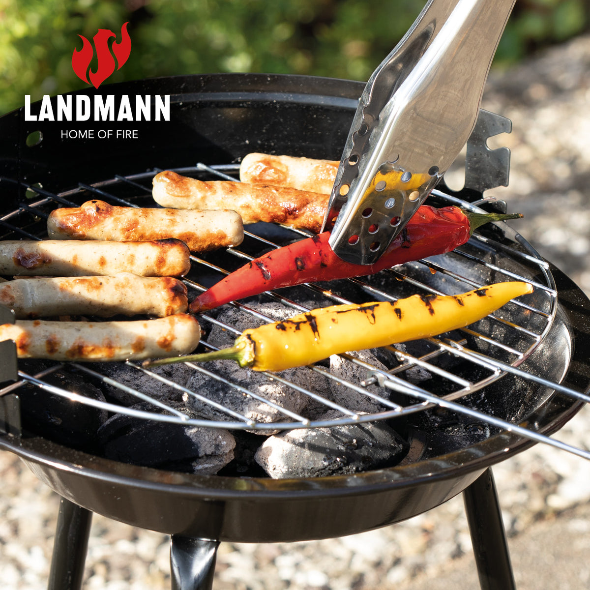 Rundgrill - 30 cm mit höhenverstellbarem Grillrost und emaillierter Feuerschüssel, ideal für Würstchen und Gemüse unterwegs.