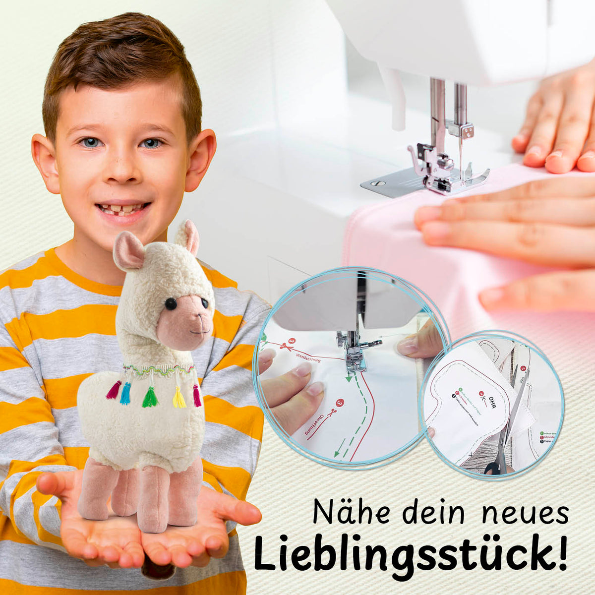 Näh-Baukastenset Motiv Alpaka Anton zeigt Kind mit selbstgenähtem Kuscheltier und Nähmaschine für Anfänger.
