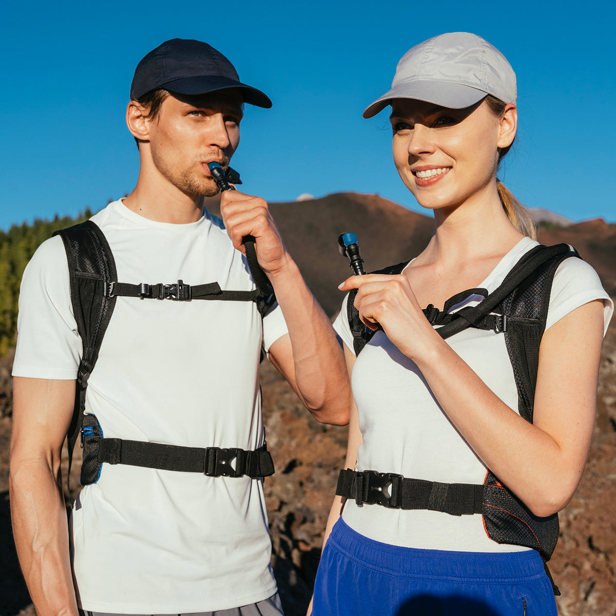 Zwei Personen mit Trinkrucksack - inkl. Trinkblase 2L, leicht und auslaufsicher, ideal zum Wandern und Radfahren.