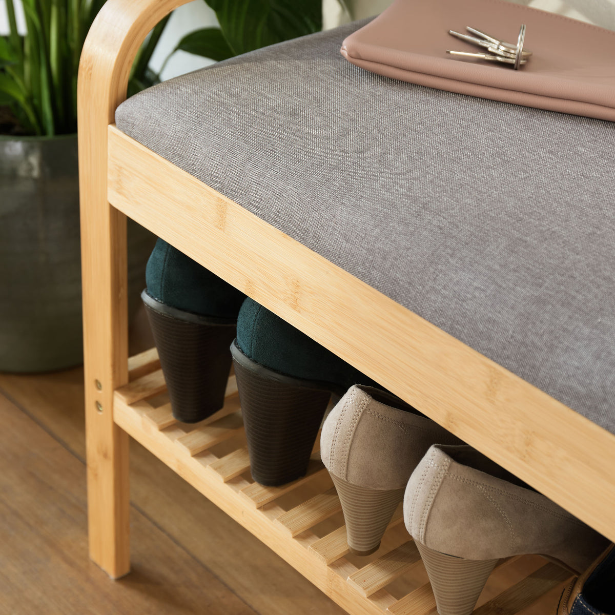 Schuhregal aus Bambus mit Sitzbank - 90 x 50 x 30 cm - Grau, platzsparend mit Schuhablage und bequemem Sitzkissen von Lumaland.