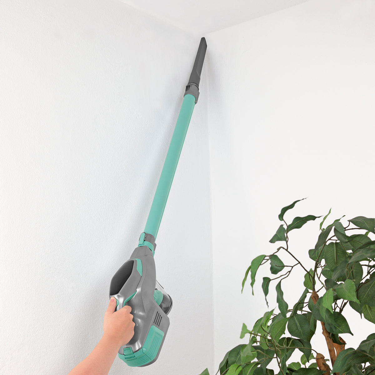 Akku-Zyklon-Staubsauger - türkis/grau mit verlängerbarem Aluminium-Steckrohr für einfache Reinigung auch in hohen Ecken.