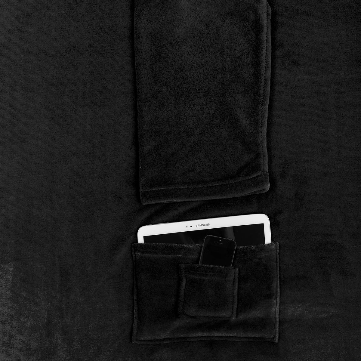 Kuscheldecke - 170 x 200 cm - 50 cm Fußtasche - weiche, schwarze Sofadecke mit praktischer Fußtasche für Tablet und Smartphone.