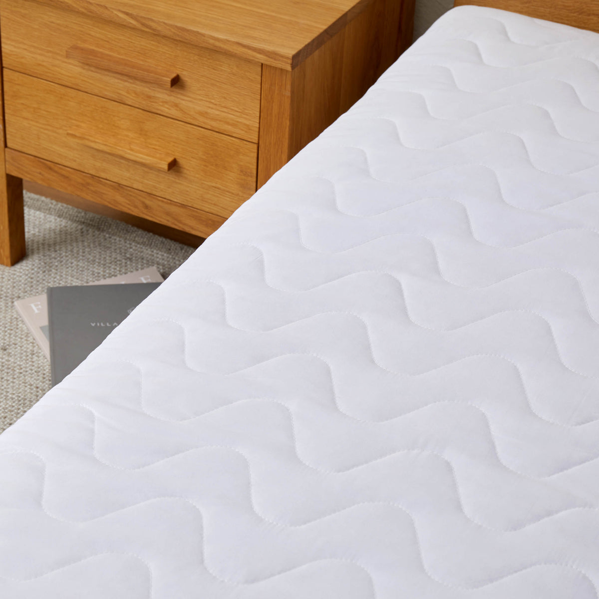 Matratzentopper Microfaser - 160 x 200 x 6,5cm mit weichem Memory Foam, atmungsaktivem Bezug und punktelastischer Rückenunterstützung.