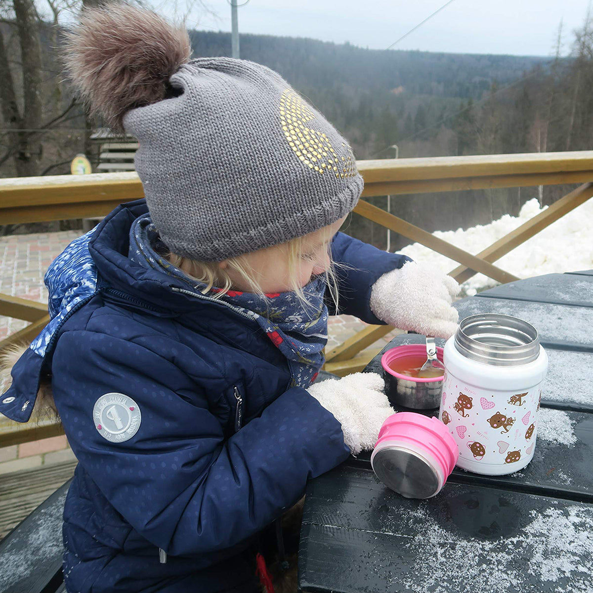 Kind benutzt Thermobehälter 450 ml - Katzen/Rosa im Winter draußen, hält Speisen warm mit auslaufsicherem Edelstahlbehälter.
