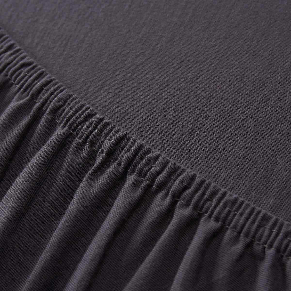 Comfort Jersey Spannbettlaken 160 g/m² 100% Baumwolle in Anthrazit mit elastischem Rundum-Gummizug und optimaler Passform.