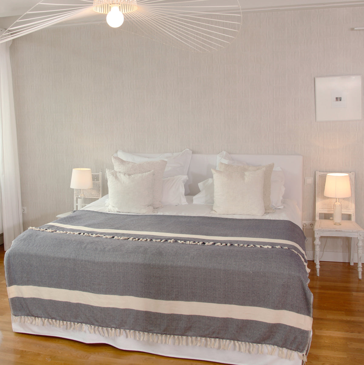 Baumwolldecke / Tagesdecke aus 100 % Baumwolle - ca. 200 x 240 cm - Marineblau als gemütlicher Bettüberwurf im modernen Schlafzimmer.