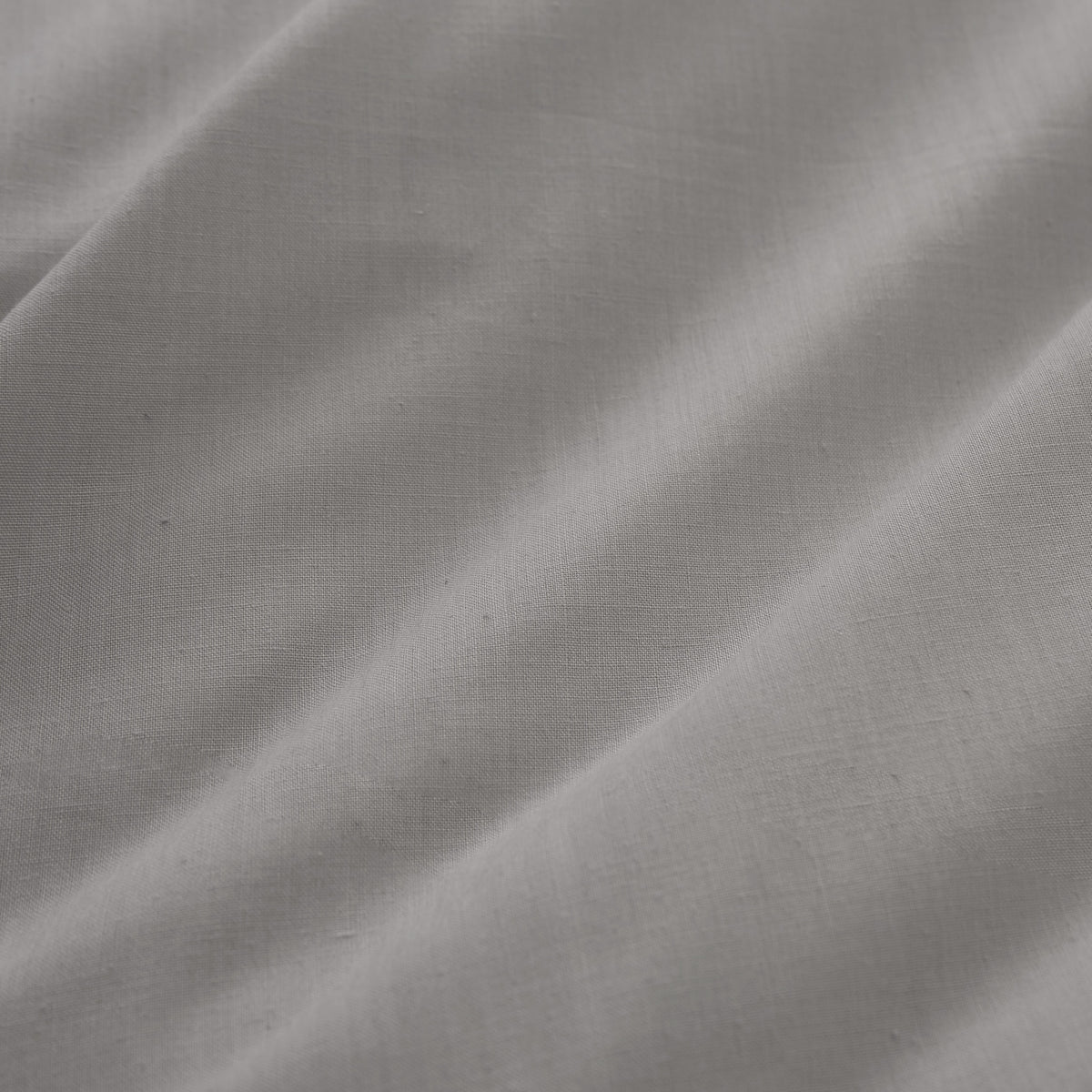 Premium Bettwäsche Everyday - Ganzjahres Bettbezug 155x200 cm & Kissenbezug 80x80 cm in grauem, weichem Polycotton-Stoff.
