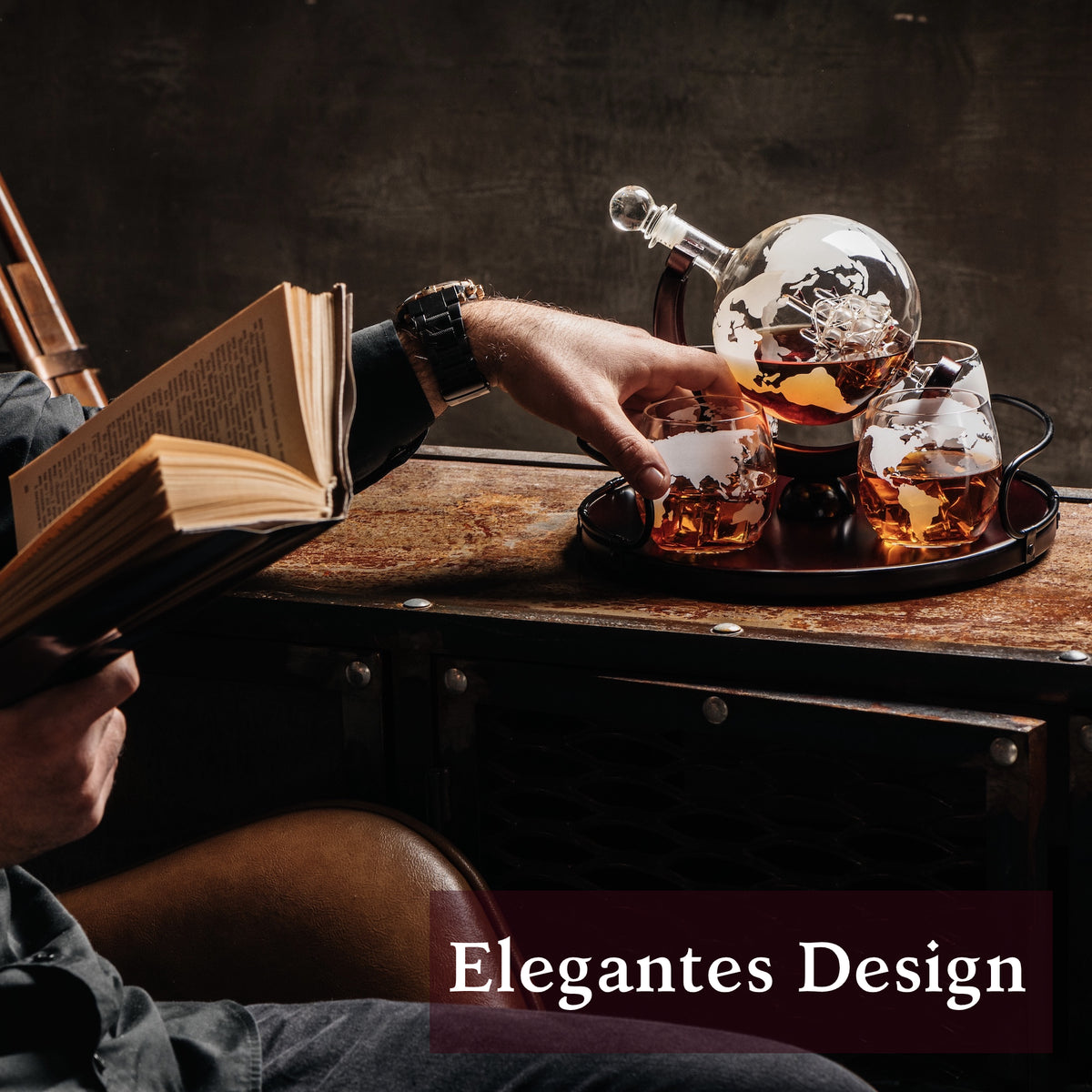 8-in-1-Whisky-Dekanter-Seta – 4 Gläser mit Globus-Dekanter, Holzständer und Gravurgläsern für stilvollen Genuss.