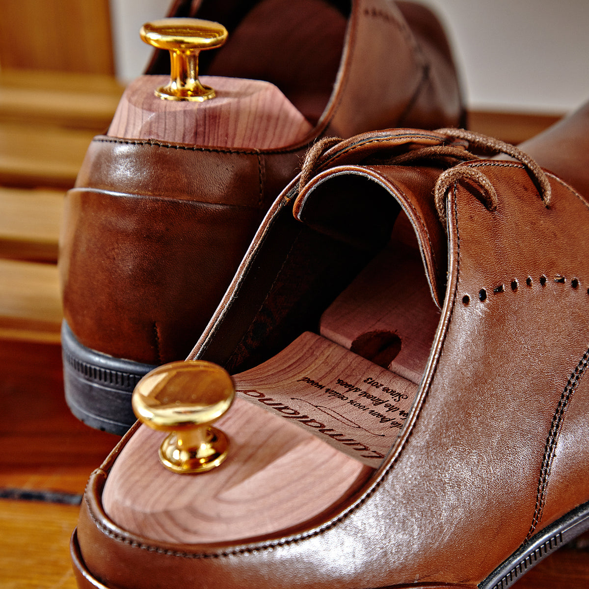 Schuhspanner unisex - Zedernholz - Größe 42/43 in braunen Lederschuhen zur Form- und Feuchtigkeitsbewahrung.