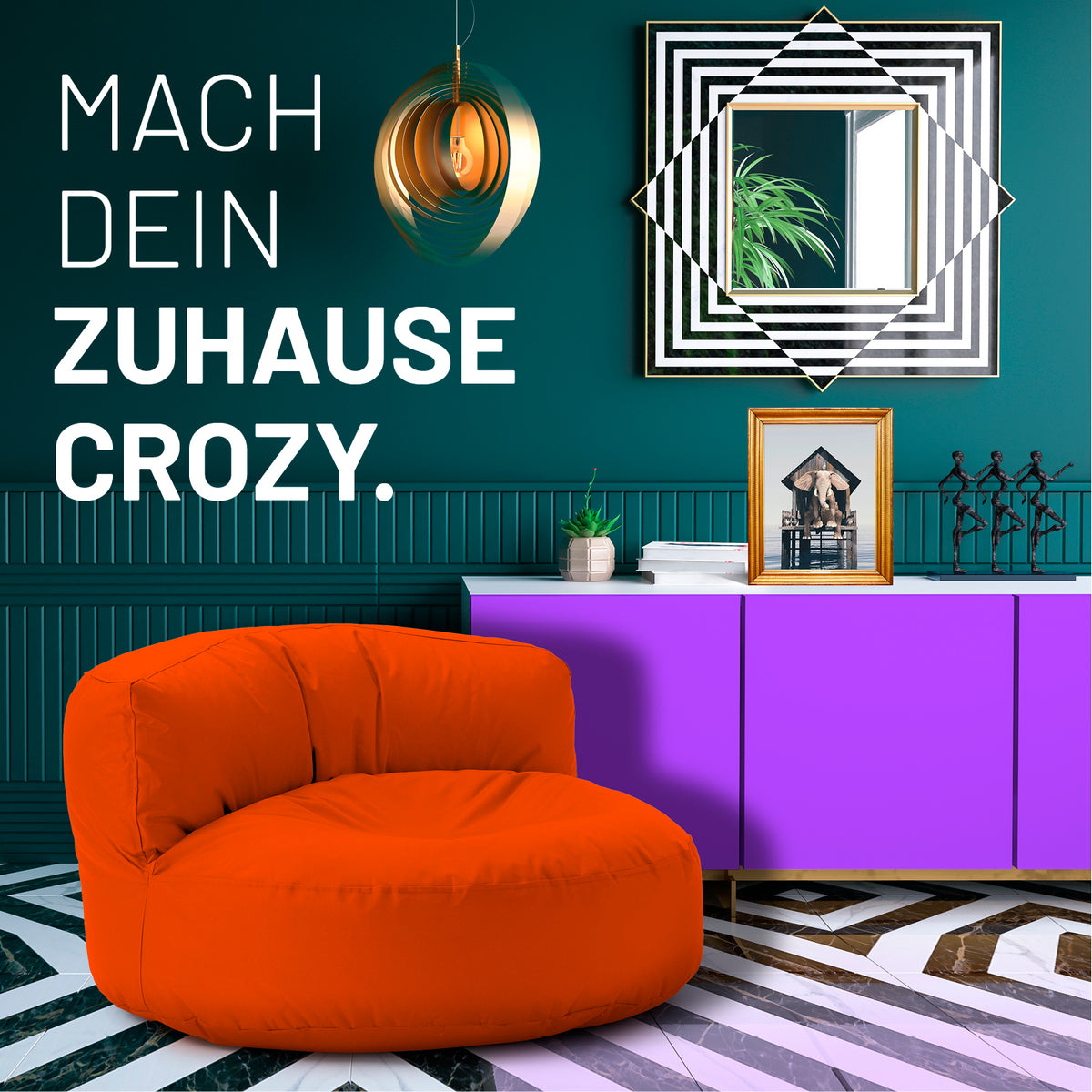 Sitzsack Lounge (320 L) - indoor & outdoor - Orange in modernem Wohnzimmer mit auffälligem lila Sideboard und dekorativer Wandgestaltung.