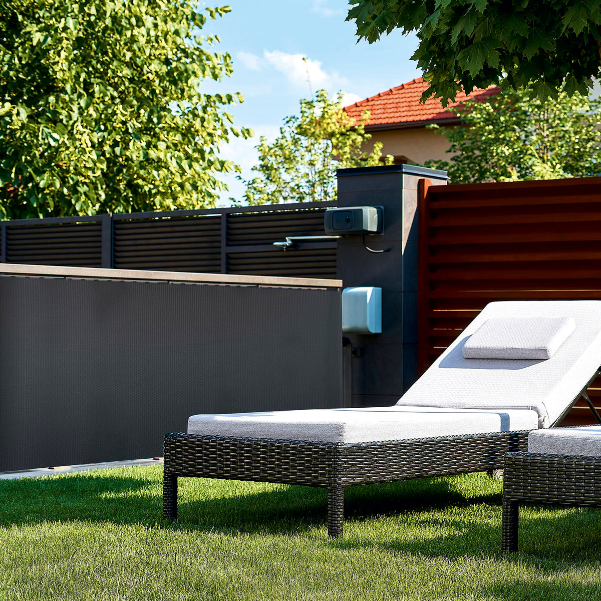 Polyrattan Sicht- und Windschutz in Anthrazit als blickdichte, wetterfeste Terrassenabgrenzung mit modernem Lounge-Möbel im Garten.
