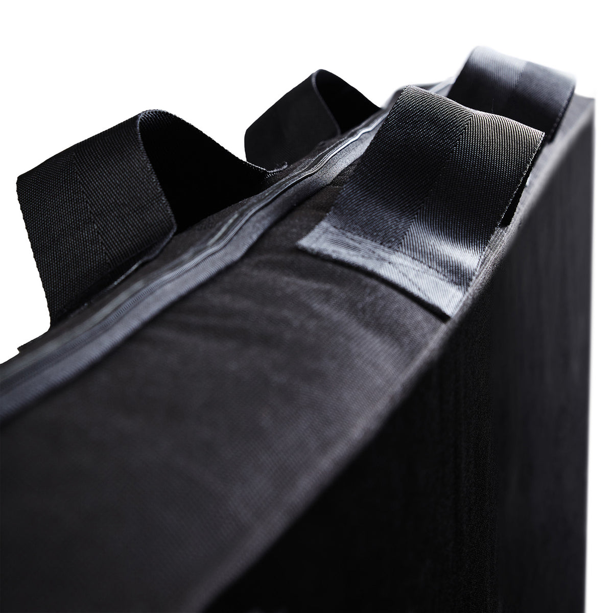 Matratzen-Aufbewahrungstasche - 140 x 200 x 25 cm - Schwarz mit dreiseitigem Reißverschluss und robustem Tragegriff für einfachen Transport.