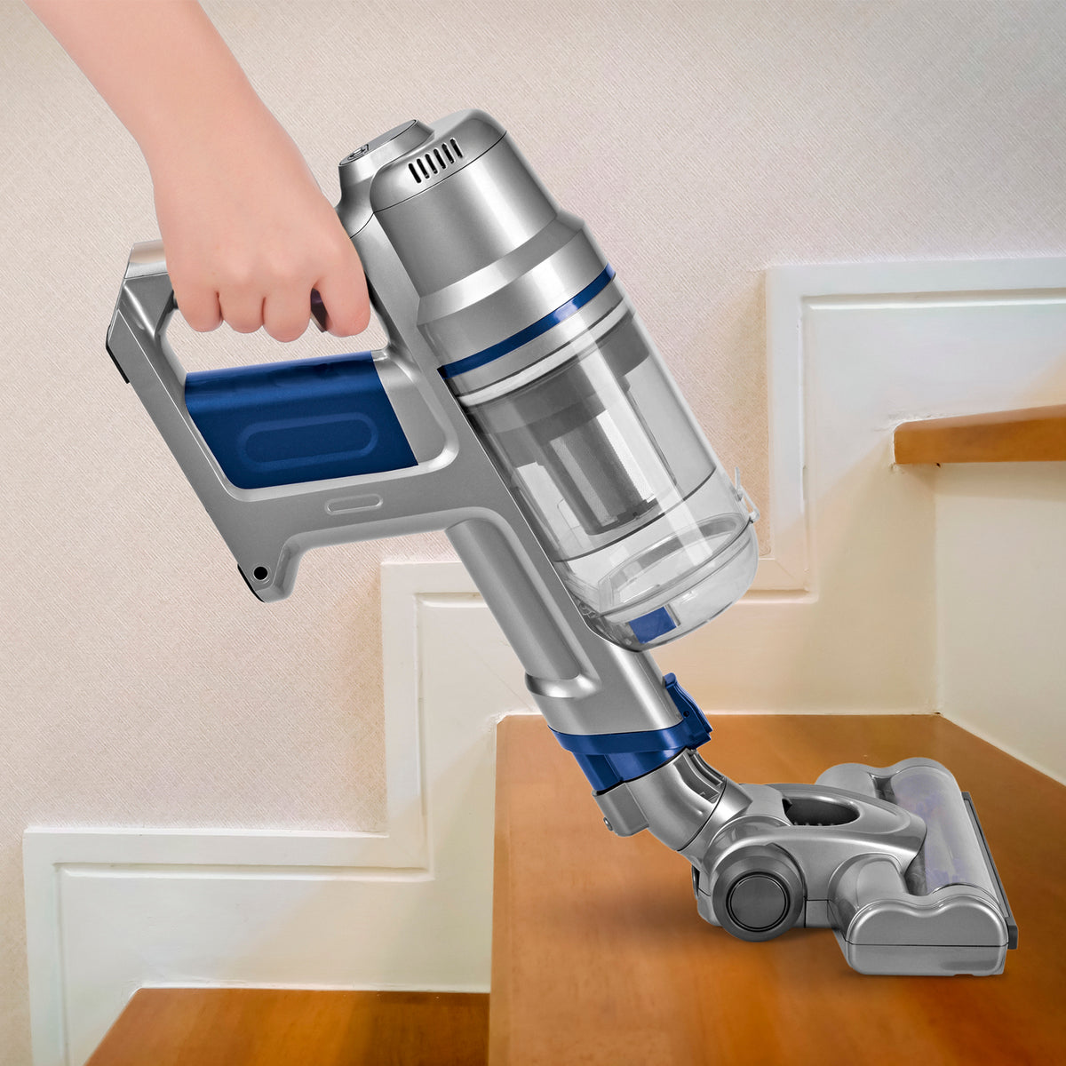 Akku-Zyklon-Staubsauger - silber/blau mit starker Akku-Laufzeit, beutelloser Zyklon-Technologie und verlängerbarem Aluminium-Steckrohr.