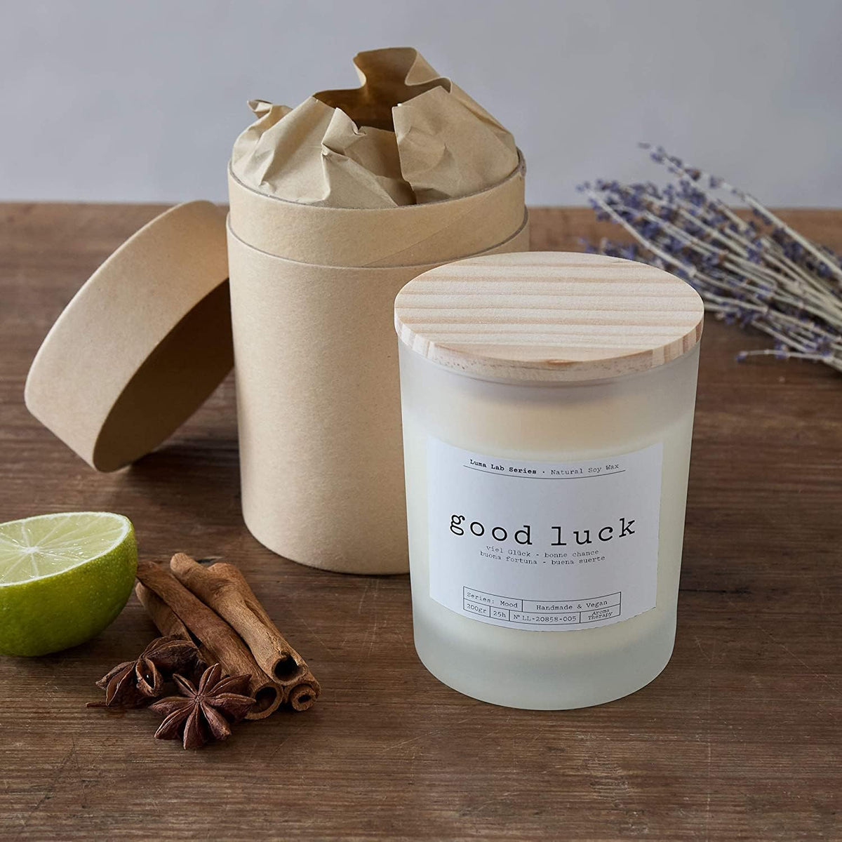 Duftkerze Mood "Good Luck" mit natürlichem Sojawachs, Holzdeckel und würzigem Aroma für gemütliche Wohlfühlmomente zuhause.