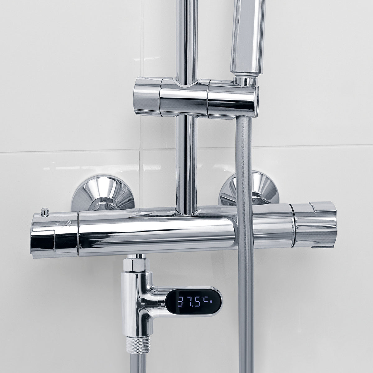 Thermometer für Wasserarmaturen - chromfarben mit LED-Temperaturanzeige, montiert an Duscharmatur, zeigt 37,5 °C präzise an.