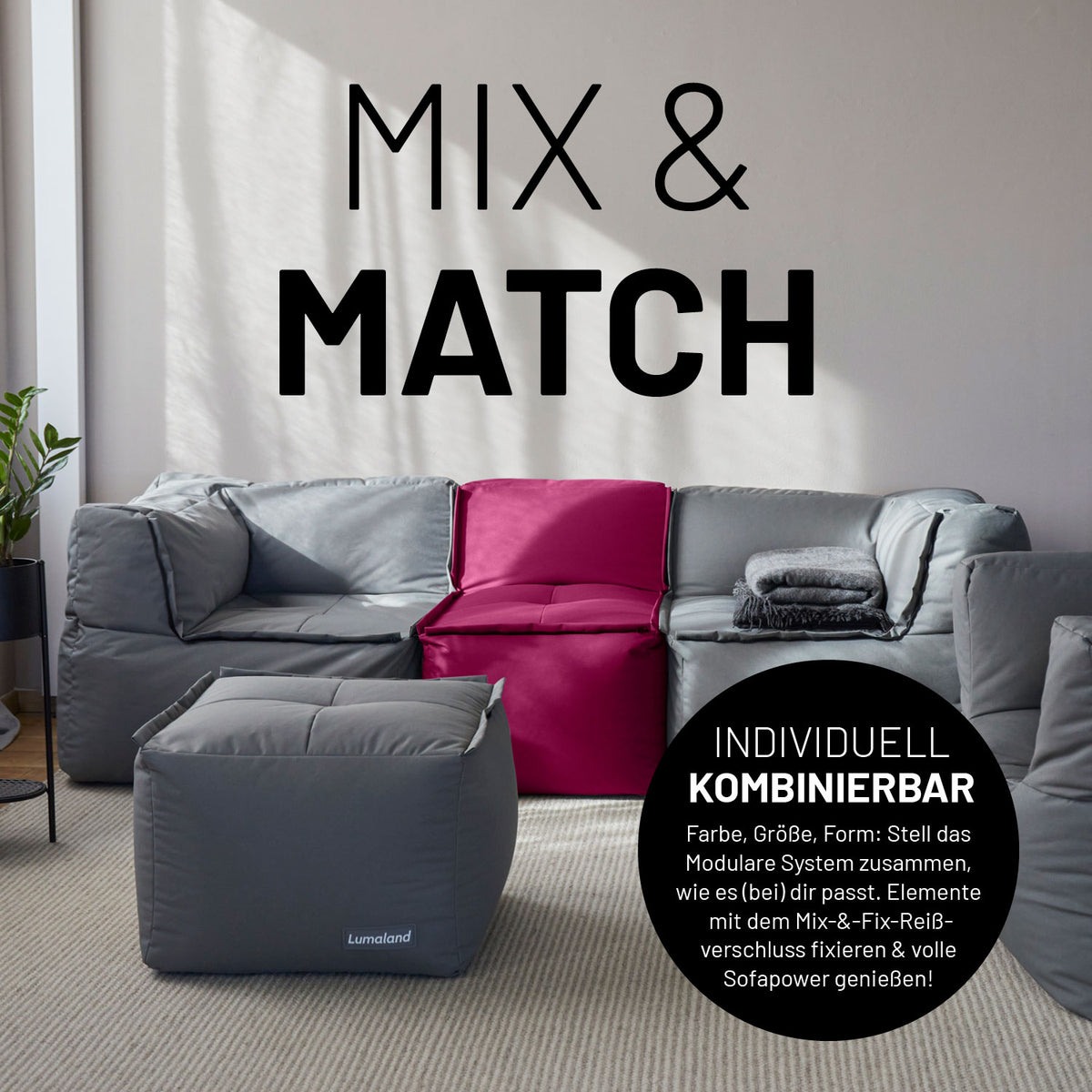 Sitzsack-Hocker (200 L) - Modulares System - indoor & outdoor - Rotwein mittig zwischen grauen Sofateilen in modernem Wohnzimmer.