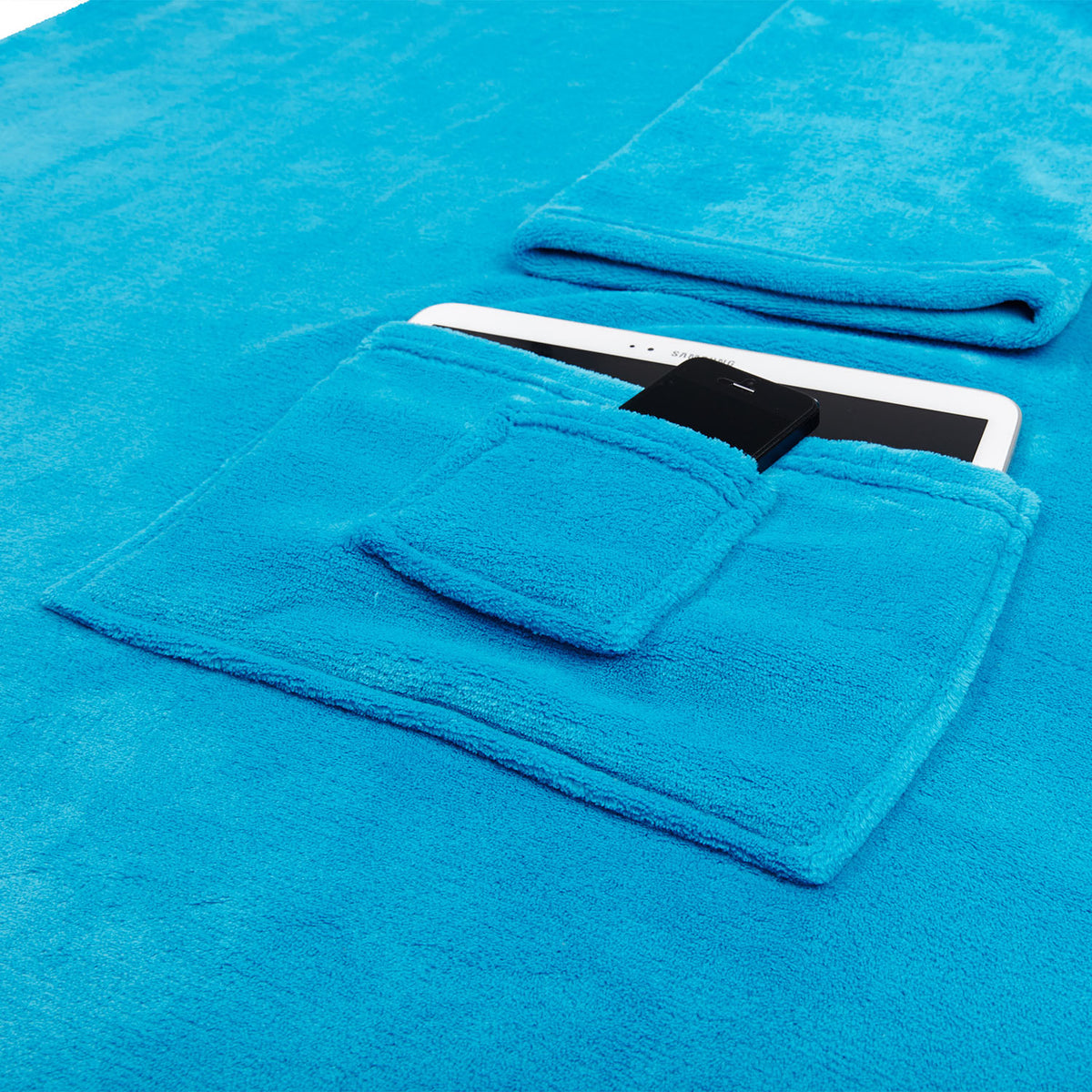 Kuscheldecke - 170 x 200 cm - 50 cm Fußtasche - Himmelblaue weiche Coral-Fleece Sofadecke mit praktischer Tasche für Tablet und Handy.