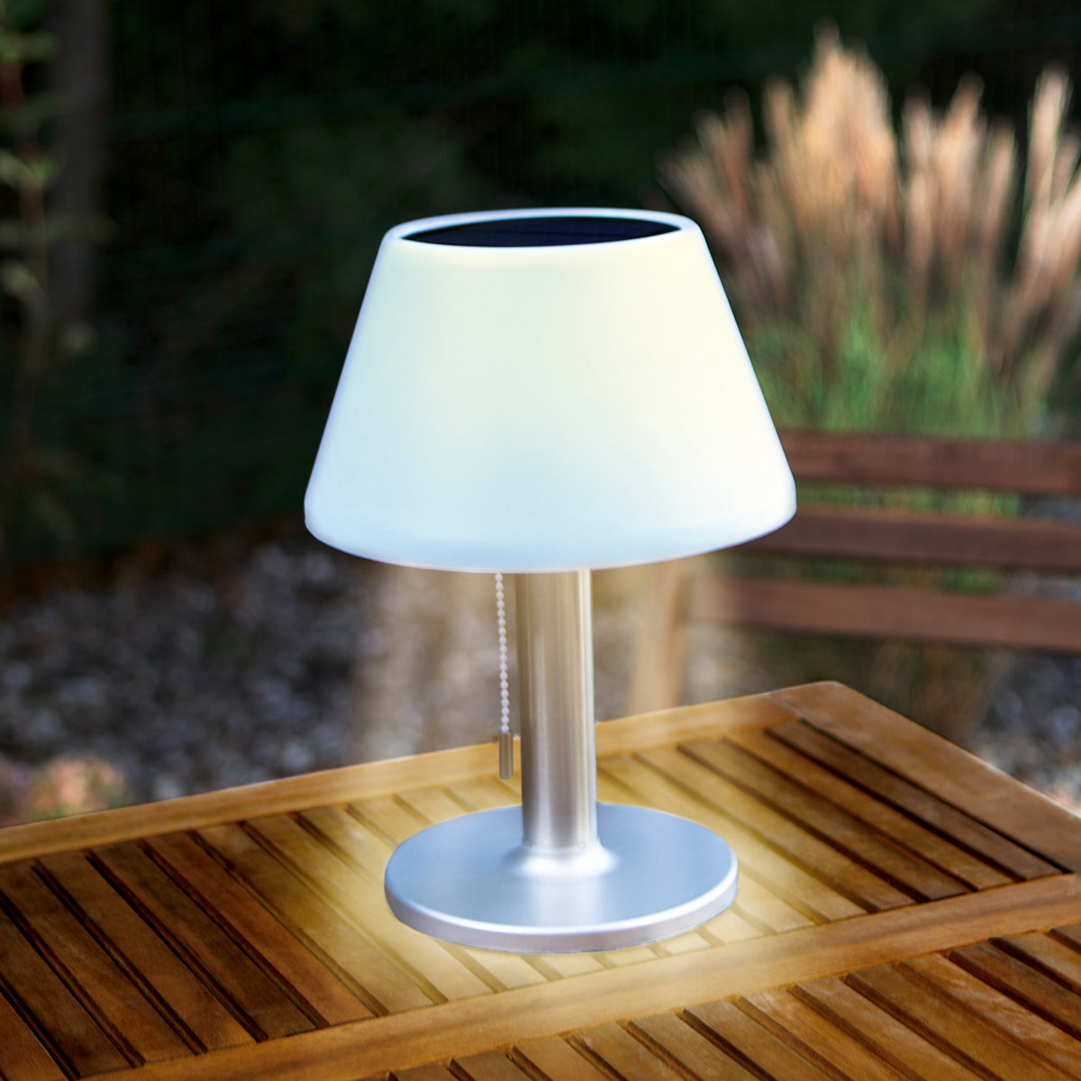 Solar-Tischleuchte - Edelstahl/weiß mit warmweißem LED-Licht, Edelstahloptik, praktischem Schalter, Leuchtdauer 4-8 Stunden, Höhe 29 cm.