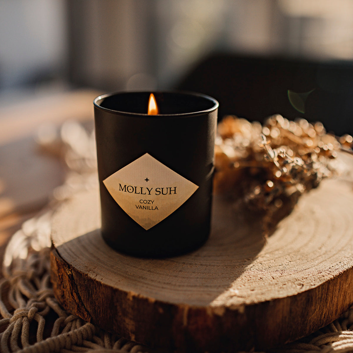 Duftkerze Cozy Vanilla in schwarzem Glas, nachhaltige Pflanzenfettkerze mit elegantem Vanilleduft, ohne Paraffin oder Palmöl.