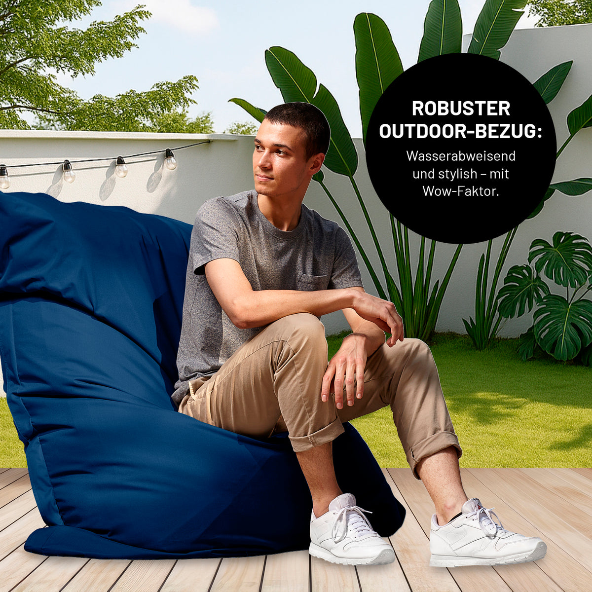 Sitzsack Classic XXL All-in-One Set - 380 L - 140 x 180 cm - Navyblau mit robustem, wasserabweisendem Outdoor-Bezug auf Terrasse.