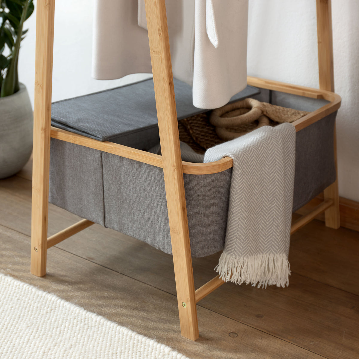 Kleiderständer aus Bambus - 159 x 60 x 45 cm - beige mit integriertem Ablagefach für Jacken und Accessoires im modernen Design von Lumaland.