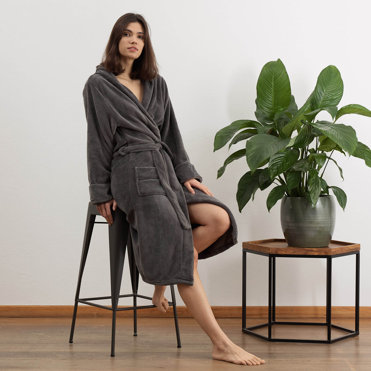 Luxury Mikrofaser Bademantel mit Kapuze für Damen und Herren - Grau - Größe S, flauschig und schnelltrocknend, mit Taillengürtel und Taschen.