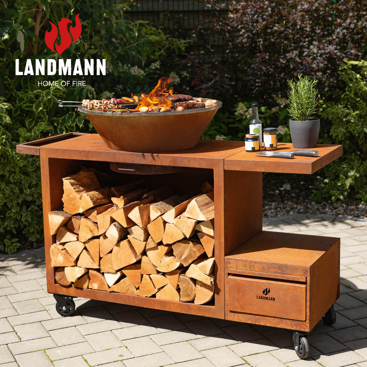 Feuerschalen-Wagen + Plancha-Grill KORREO Ø 70 cm mit Feuerschale, Holzfach, Plancha-Grill, Grillrost und Rollen für mobilen Einsatz.