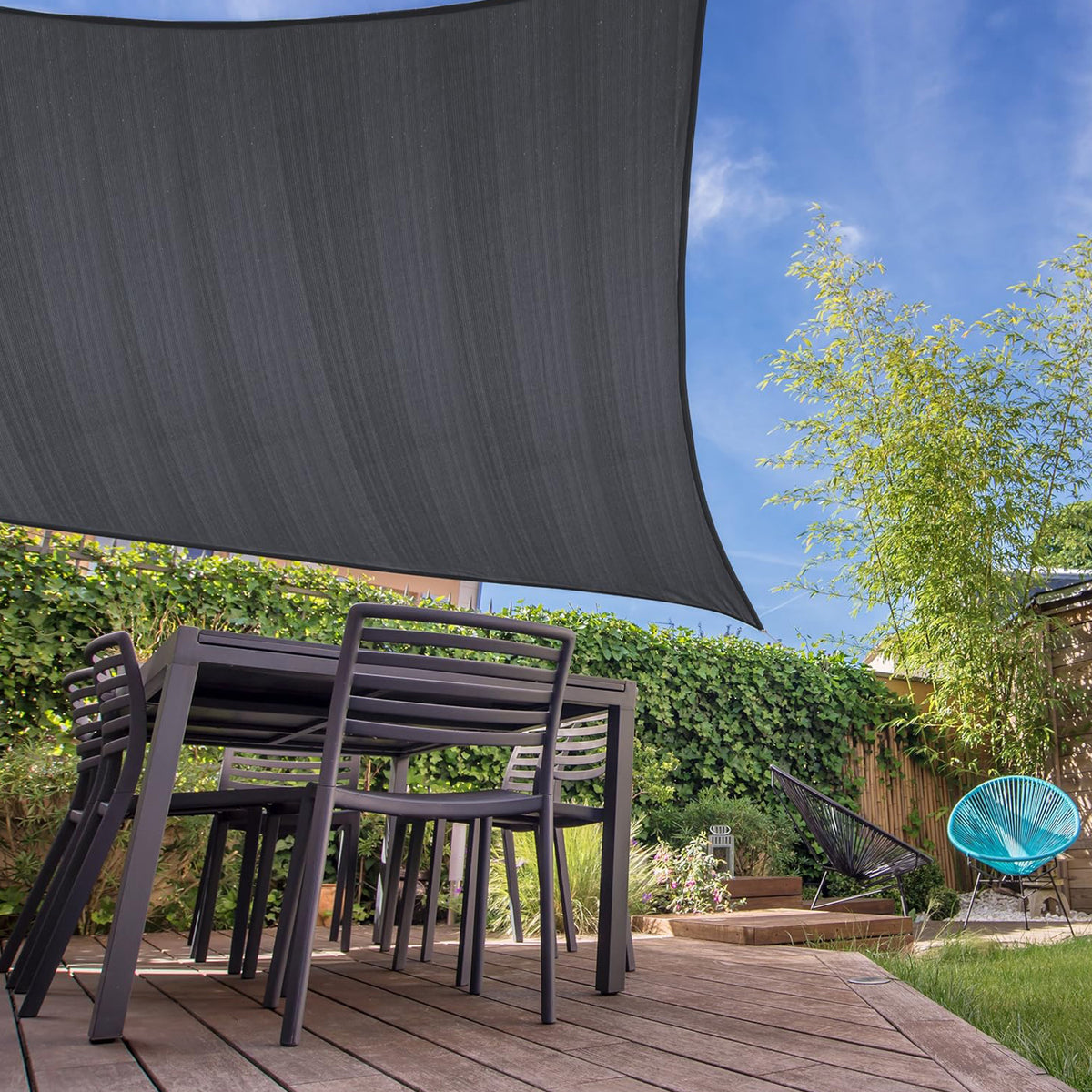 Sonnensegel 100% HDPE mit Stabilisator für UV-Schutz Rechteck 3 x 4 Meter Dunkelgrau über Gartenmöbeln auf Holzterrasse gespannt