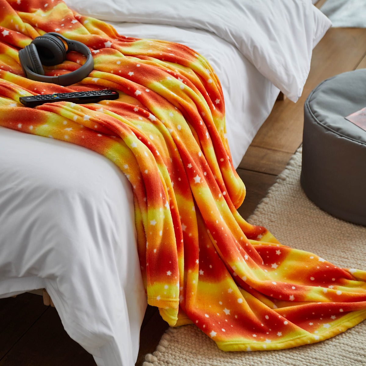 Kuscheldecke für Kinder - 150 x 180 cm - Orange Star aus weichem Coral-Fleece in leuchtendem Regenbogen-Orange mit Sternenmuster.