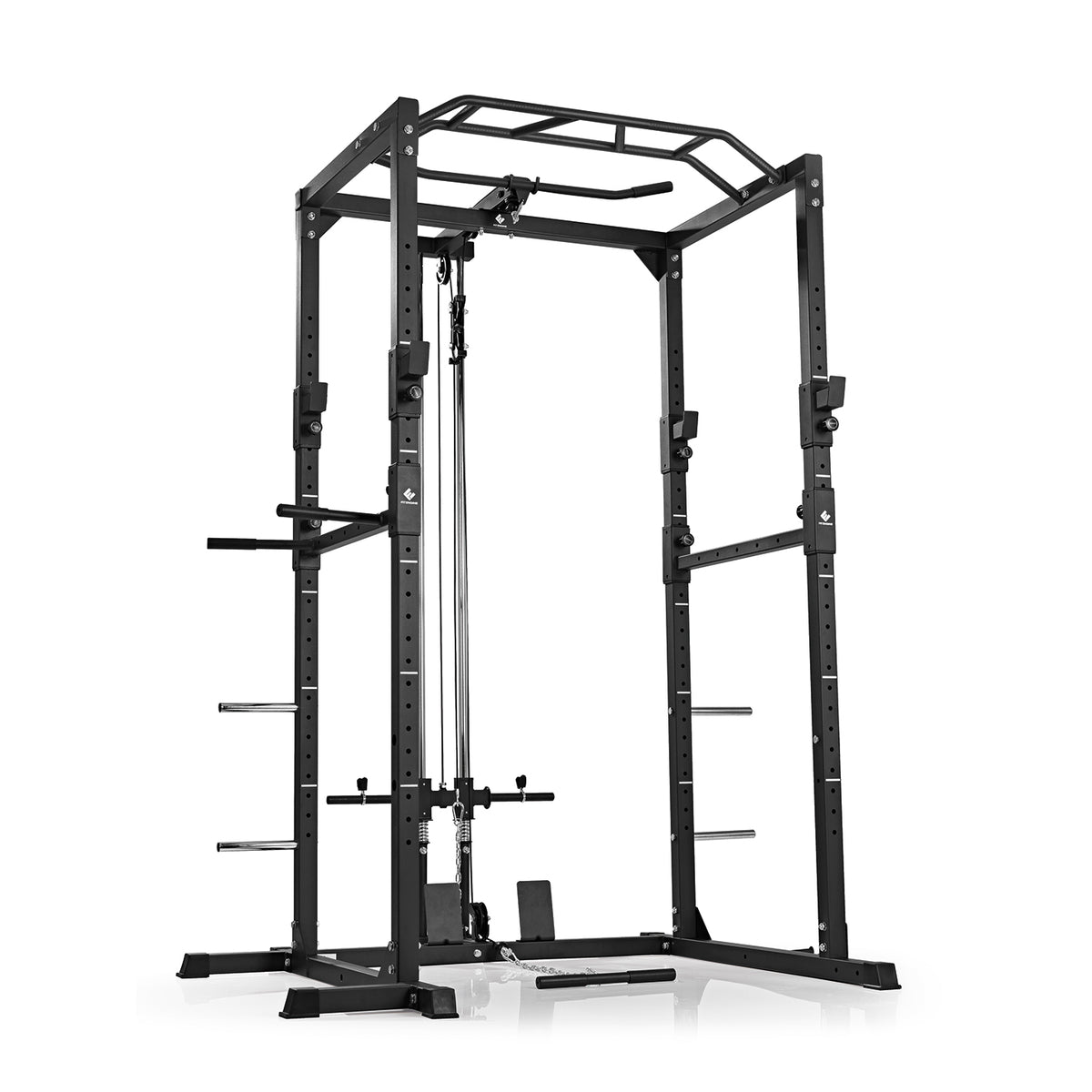 Power Rack mit Latzug, Kabelzug, Klimmzugstange und variablen Spottern für sicheres Langhanteltraining bis 130 kg.
