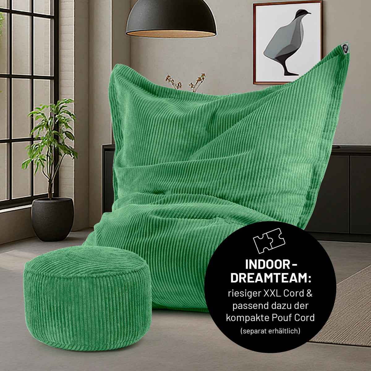 Sitzsack Classic XXL aus der LUMALAND Cord-Reihe - 380 L - 140 x 180 cm - Dunkelgrün mit ribbed Cord-Bezug in modernem Wohnzimmer.