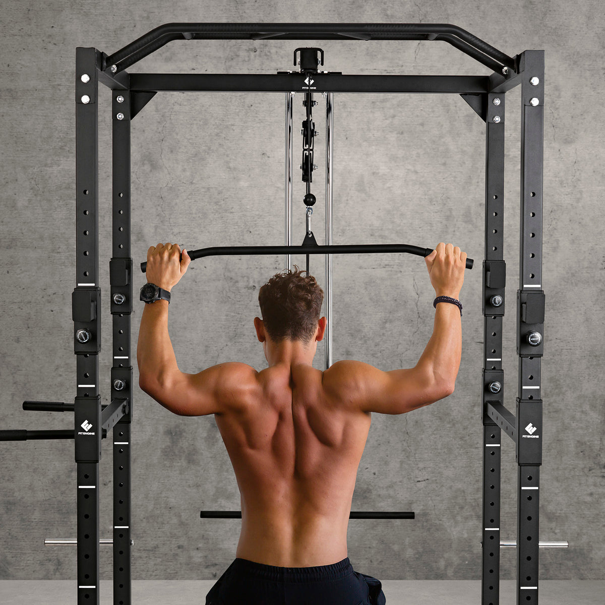 Power Rack mit Latzug, Kabelzug und Klimmzugstange, verstellbar, stabile Konstruktion für bis zu 130 kg Training.