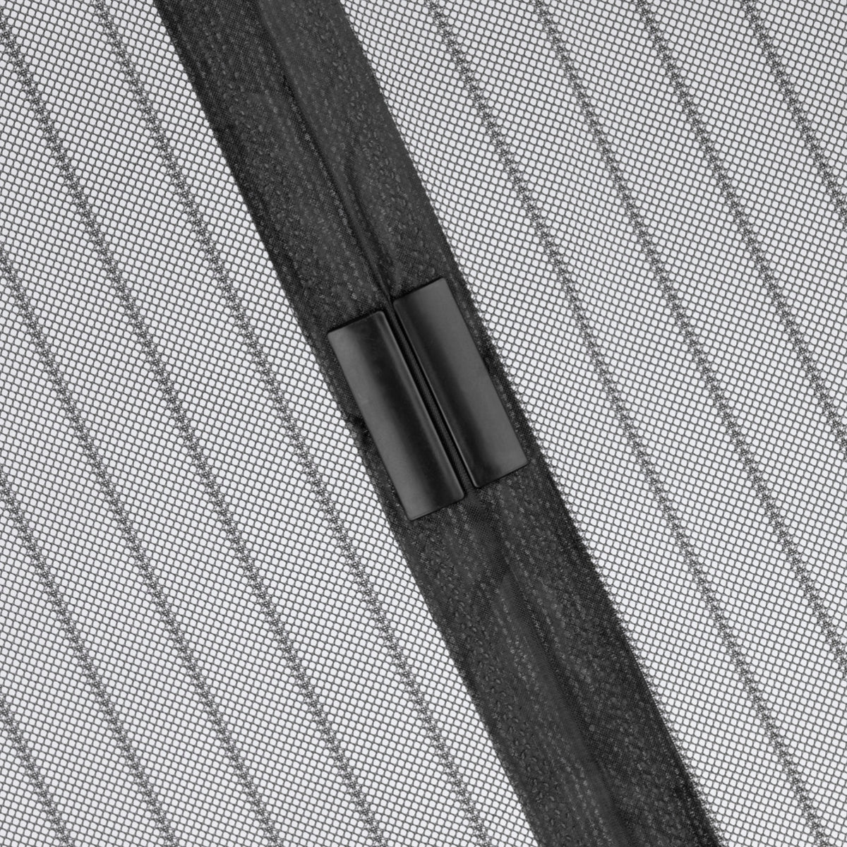 Tür-Insektenschutz 100 x 210 cm mit Magnetverschluss und anthrazitfarbenem, luftdurchlässigem, halbtransparentem Material.