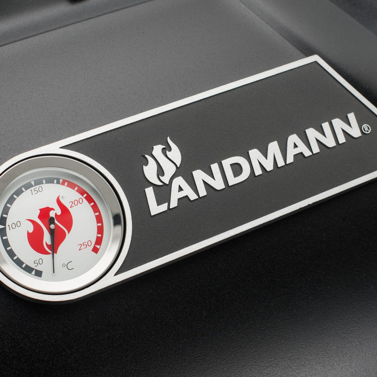 Smoker Vinson 500 mit integriertem Deckelthermometer und hochwertigem Landmann-Logo für präzise Temperaturkontrolle beim Grillen.