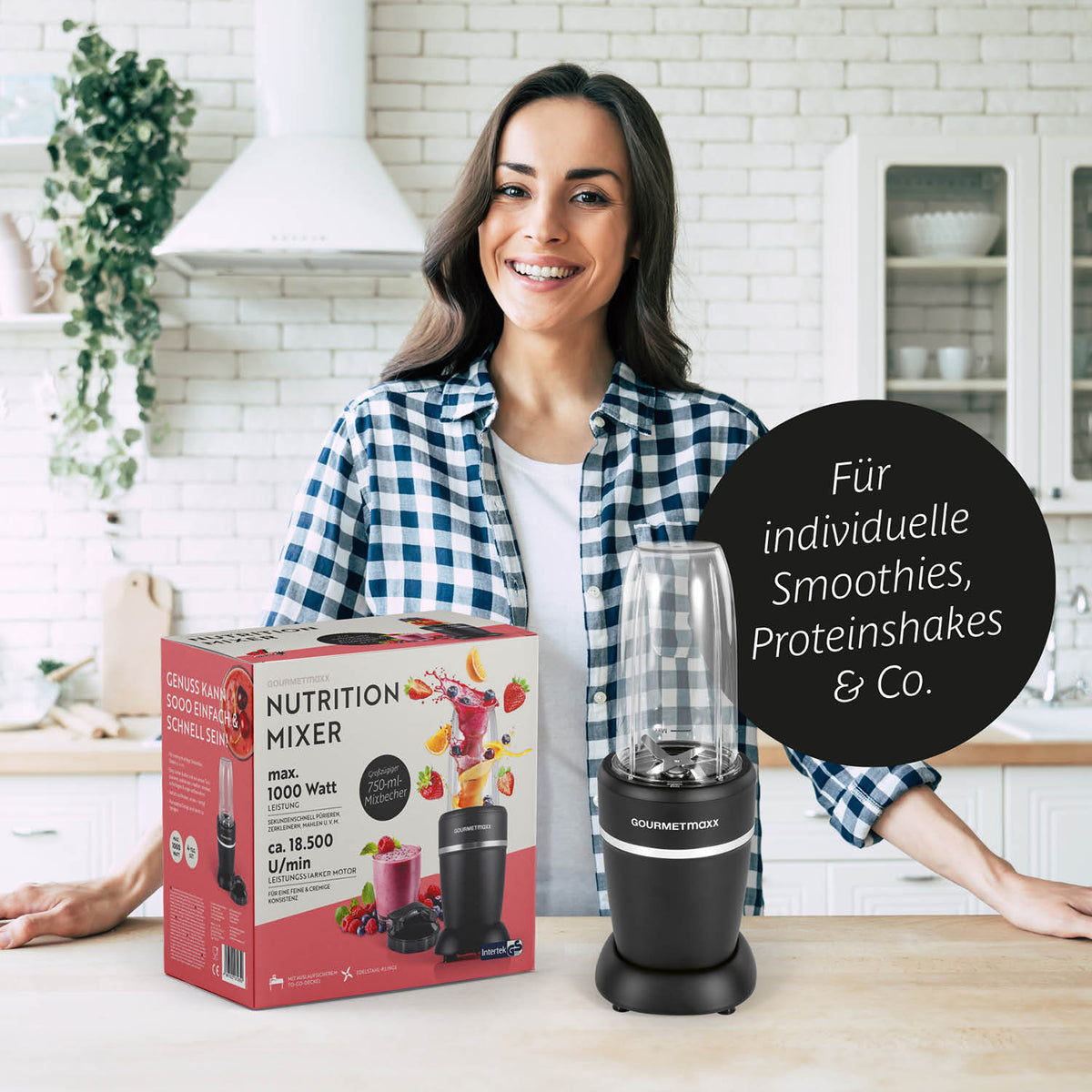 Frau mit Nutrition Mixer, 1000 Watt Mixer für Smoothies, Proteinshakes, kompakt und leistungsstark für schnelle Zubereitung.