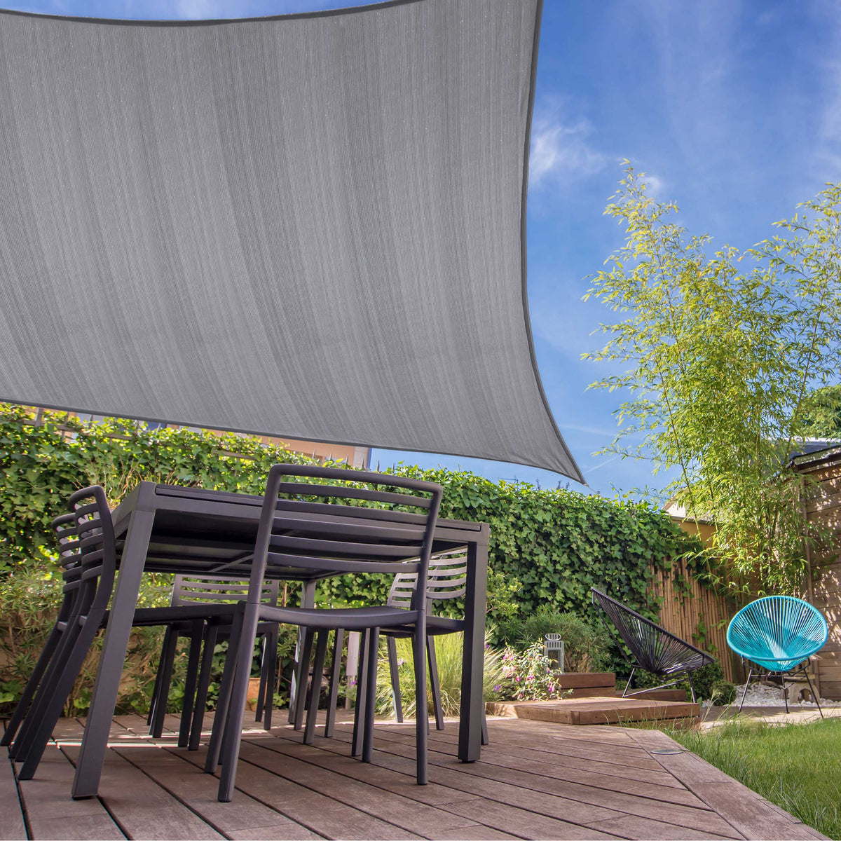 Sonnensegel 100% HDPE mit Stabilisator für UV-Schutz - Rechteck 2 x 4 Meter - Hellgrau über Terrasse mit Möbeln und Gartenbereich.