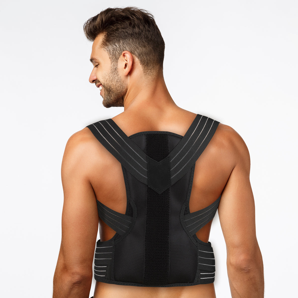 Rückenkorrektor mit Gelpad - L/XL an einem Mann, zeigt verstellbare Träger und weiches Material für komfortable Haltungskorrektur.