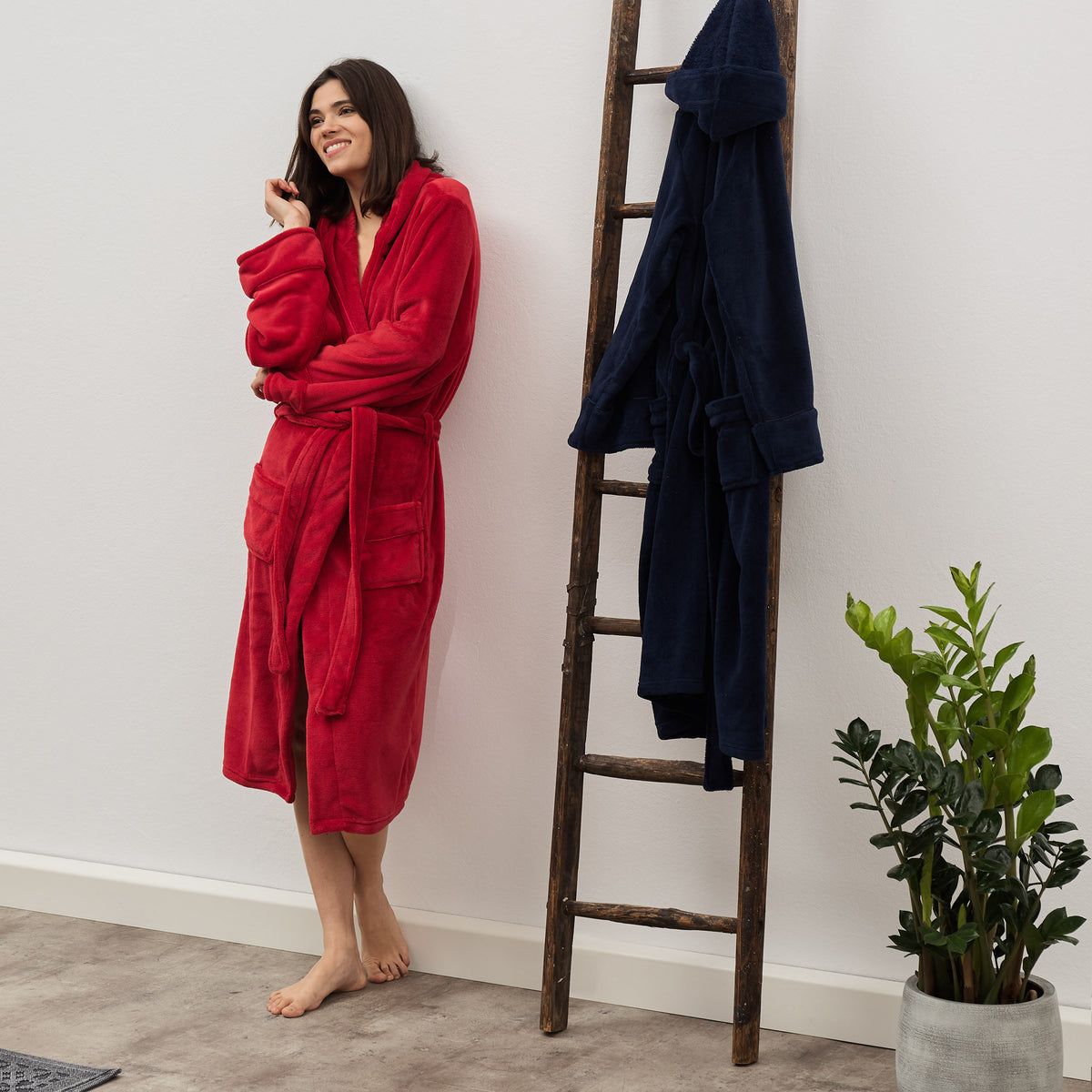 Luxury Mikrofaser Bademantel mit Kapuze für Damen und Herren in Rot, Größe L, warm, flauschig und schnelltrocknend.